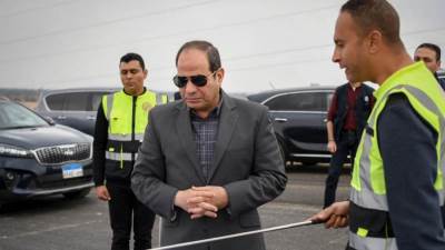 الرئيس السيسى يطلع على سير العمل في مشروعات المحاور والطرق بمحافظة الجيزة