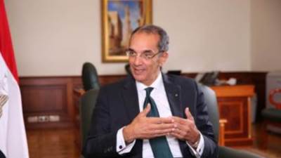 وزير الاتصالات يغادر إلى برشلونة للمشاركة فى المؤتمر العالمى للهواتف المحمولة