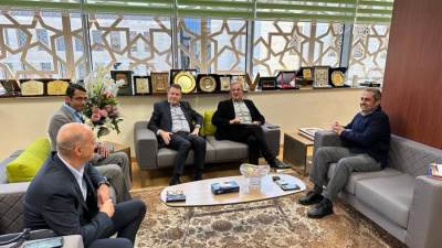 خالد عباس يستقبل وفداً من البرلمان الأوروبي وعدد من المرافقين