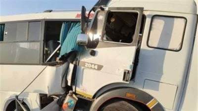 تصادم 3 سيارات أعلى دائري المنيب وإصابة شخصين