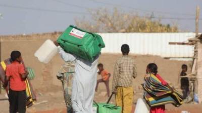 مركز الملك سلمان للإغاثة يوزع حقائب إيوائية في السودان