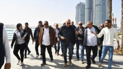 وزير الإسكان يتفقد سير العمل بمنطقة الأبراج الشاطئية بمدينة العلمين الجديدة