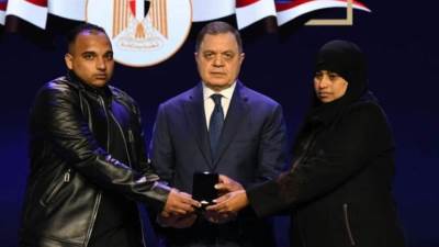 "الداخلية" تكرم أسر الشهداء والمصابين والمتميزين من رجال الشرطة