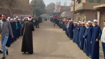 طلاب يصطفون لتشييع جثمان معلم أزهري في مشهد مهيب ببني سويف