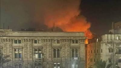 حريق هائل في عقار بمنطقة السوق التجاري في المنشية بالإسكندرية