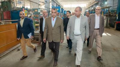 وزير الدولة للإنتاج الحربي في زيارة مفاجئة لأحد المصانع 