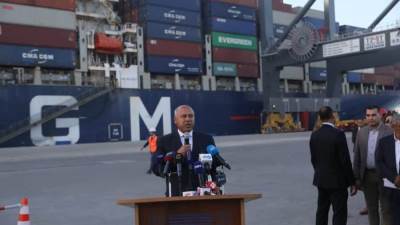 وزير النقل يشهد استقبال السفينة CMA CGM THAMES والمحملة بعدد حوالي 10000 حاوية