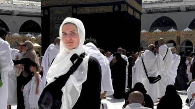 هنا شيحة تؤدي مناسك العمر قبل مغادرتها السعودية