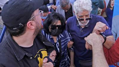 إسعاد يونس بالعكاز فى انتخابات نقابة الممثلين