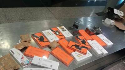 جمارك مطار القاهرة تضبط محاولة تهريب عدد من الساعات الذكية وكروت الميموري