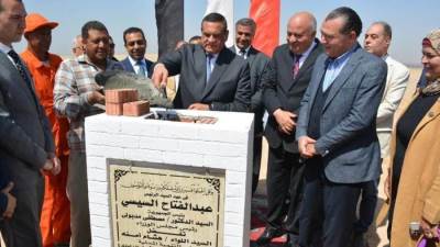 بتكلفة 500 مليون جنيه.. وزير التنمية ومحافظ قنا يضعان حجر أساس المنطقة الحرفية بقنا