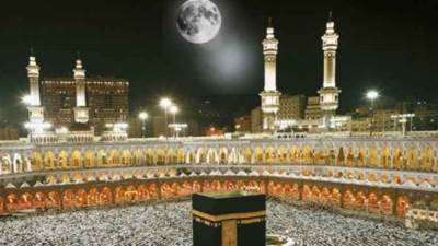 القمر يتعامد على الكعبة المشرفة لأول مرة في 2023.. اليوم