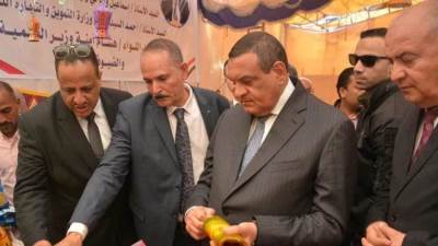 اللواء آمنة ومحافظ قنا يفتتحان معارض " أهلا رمضان " بقرية خزام ومدينة قنا