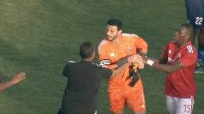 بسبب الاعتداء على الشناوي.. تغريم طبيب الهلال السوداني 10 آلاف دولار وإيقافه 4 مباريات