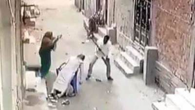 بطريقة بشعة.. قتل محامي أمام زوجته وأولاده في الشارع وفي وضوح النهار