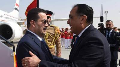 رئيس الوزراء يستقبل نظيره العراقي بمطار القاهرة