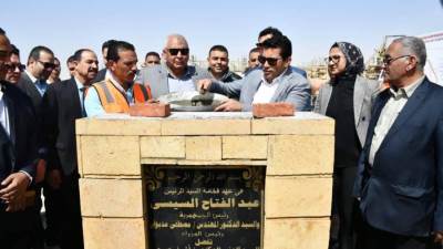 وزير الشباب ومحافظ الوادي الجديد يضعان حجر الأساس لإنشاء مضمار الهجن والفروسية الدولي