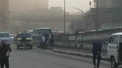 طقس سيء ورياح محملة بالأتربة تضرب شوارع الجيزه 