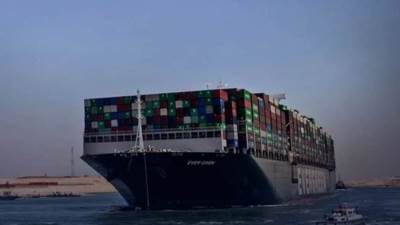 هيئة قناة السويس تنجح في تعويم سفينة الحاويات واستئناف عبورها