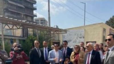 وزير التعليم يلعب كورة طائرة مع طالبات مدرسة الشهيد يسرى عميرة