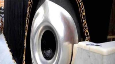 «شؤون الحرمين» تستبدل القطع المطرزة حول الحجر الأسود والركن اليماني