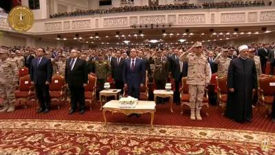 الرئيس السيسي يقف لتحية الشهداء خلال فعاليات الندوة التثقيفية