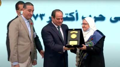 الرئيس السيسي يكرم أسر الشهداء خلال الندوة التثقيفية بمناسبة يوم الشهيد