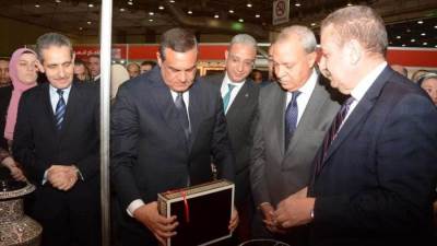 وزيرا التنمية المحلية والبيئة يفتتحان جناح "أيادي مصر" بمعرض القاهرة الدولي بمدينة مصر