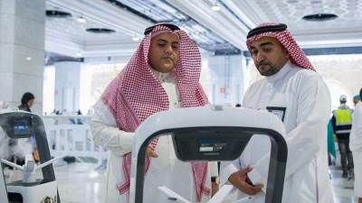 رئاسة الحرمين تستحدث روبوتات ذكية تجوب أرجاء المسجد الحرام