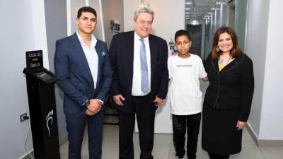 وزيرة الهجرة تسلم أحد أطفال "الأسمرات" قدما صناعيا تبرع بها رجل الأعمال المصري اليوناني