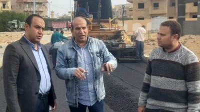 رئيس جهاز "الشروق" يتابع رصف الطرق الداخلية.. ويقود حملة على المخالفات بالأسواق