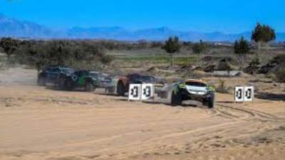 انطلاق أولى جولات سباق "ديزرت أكس" للسيارات الكهربائية في "نيوم"
