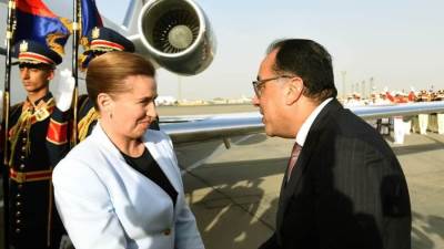 رئيس الوزراء يستقبل رئيسة وزراء الدنمارك بمطار القاهرة