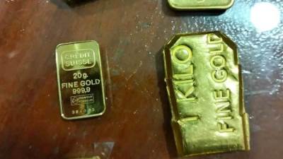 جمارك مطار برج العرب تضبط محاولة تهريب عدد من القطع والسبائك الذهبية