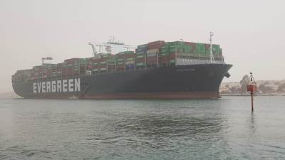 أسامة ربيع :"قناة السويس تشهد عبور 107 سفينة كأعلى معدل عبور يومي"