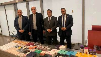 جمارك مطار القاهرة تضبط محاولة تهريب عدد من الهواتف المحمولة ومستحضرات التجميل