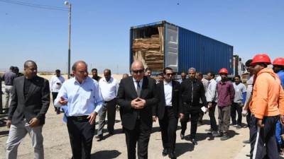 محافظ قنا: بدء تصدير أول شحنة ألواح خشب الكونتر ومشتقاته لدولة الصين