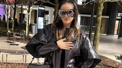 بنظارة غريبة الشكل.. جنا عمرو دياب تثير الجدل “أنا رائعة"