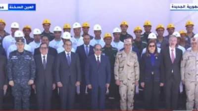 الرئيس السيسي يلتقط صورة تذكارية بافتتاح مصانع الأسمدة الأزوتية بالعين السخنة