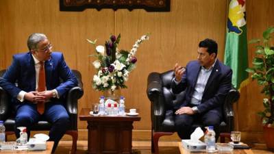 محافظ الفيوم يستقبل وزير الرياضة ويتفقدان أحد مشروعات الطعام المتنقلة "ايجي تراك"