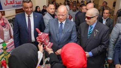 محافظ القاهرة يوزع 3 آلاف شنطة مواد غذائية على الأسر الأولى بالرعاية.. هدية الرئيس