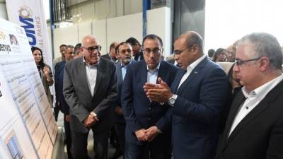 رئيس الوزراء يتفقد مصنع "بنية" لكابلات الألياف الضوئية