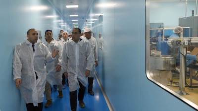 رئيس الوزراء يتفقد مصنع شركة "اتيكو فارما ايجيبت" للأدوية والمحاليل الطبية