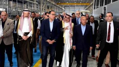 رئيس الوزراء يتفقد مصنع الشركة العربية للتجارة والتصنيع وخدمات النقل بالسويس