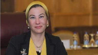 وزيرة البيئة تدفع بلجنة عاجلة من الوزارة لمعاينة التلوث الزيتى بشاطئ السوايسة بمحافظة السويس