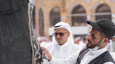 صيانة كسوة الكعبة المشرفة استعدادًا لشهر رمضان المبارك