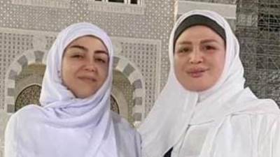 إلهام شاهين تؤدى مناسك العمرة برفقة ابنة شقيقتها.. بالصور