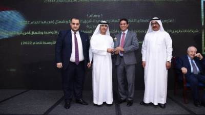 «استثمارات الإماراتية» تكرم الدكتور حميد الرجوي بوسام فارس الإنجاز في قطاع العقارات