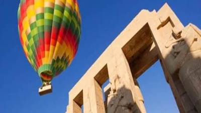 تحليق 63 رحلة بالون طائر عليها 1600 سائح فوق المعابد والوديان بالأقصر