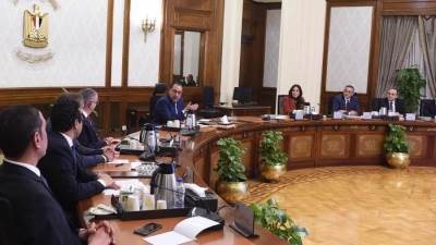 مدبولي يهنئ مسئولي الشركة على وضع حجر الأساس لمصنع الشركة بالعاشر من رمضان